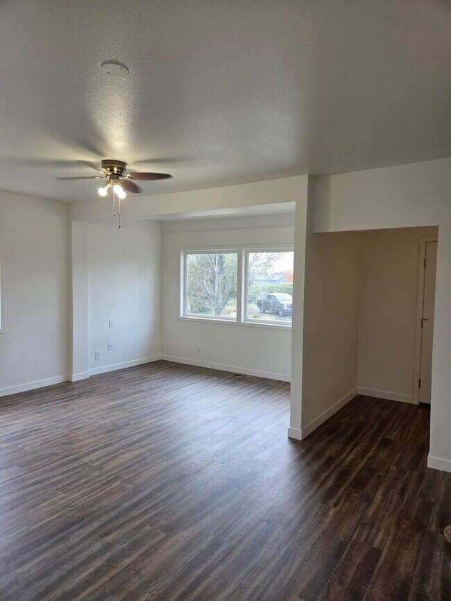 Foto del edificio - 3 Bed, 1.5 Bath Home in Tacoma! **MOVE IN SPECIAL** $500 OFF First Month Rent!!