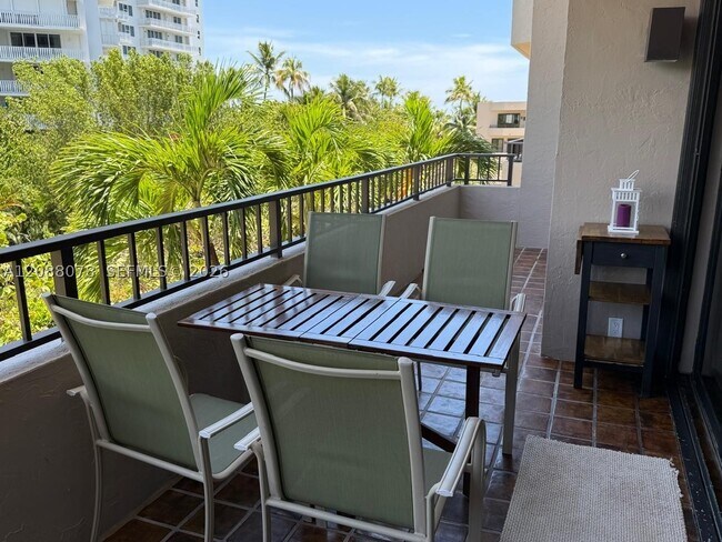 Foto del edificio - 251 Crandon Blvd
