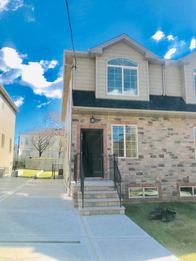Primary Photo - 205 Sand Ln