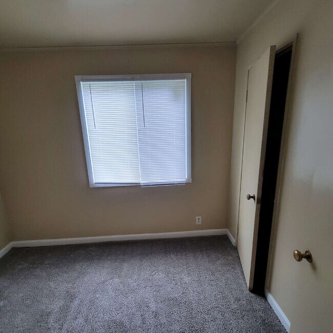Building Photo - Eastside 3 Bedroom