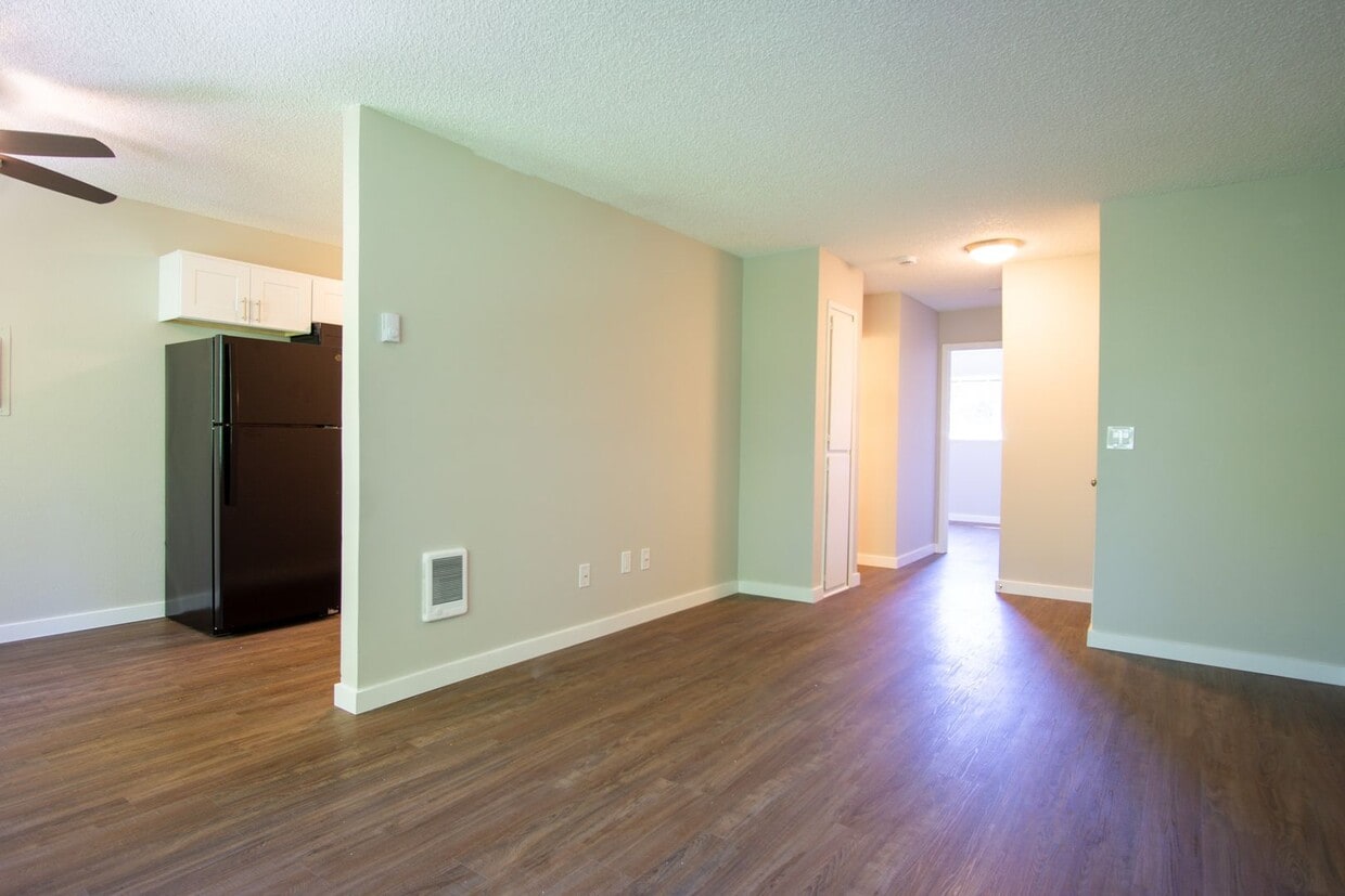 Inner East Side Updated 1Bdr w/Dishwasher & Off-Street Parking! - Inner East Side Updated 1Bdr w/Dishwasher & Off-Street Parking!