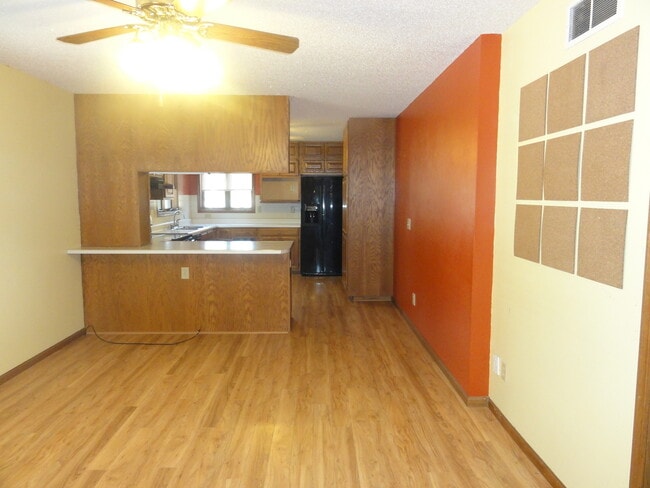 Building Photo - Great Home in Smaller Chapman Community!