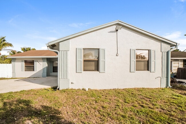 Building Photo - 5901 Lincoln Cir W