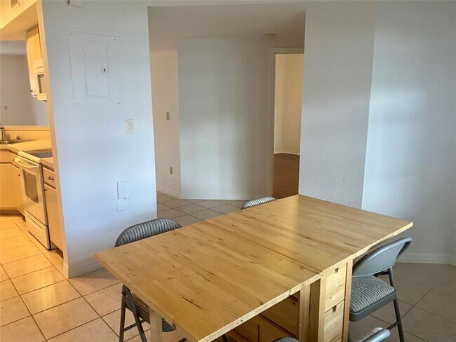 Building Photo - 725 SW 148th Ave