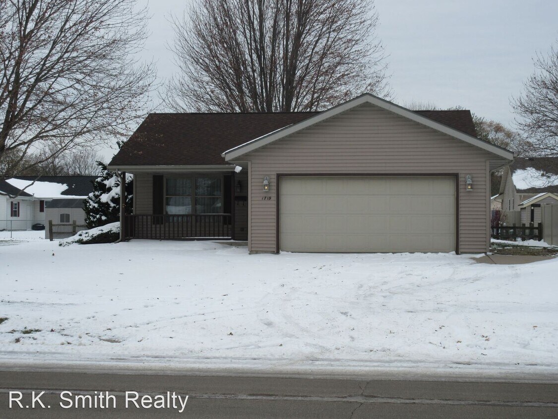 1719 N Pontiac Dr, Janesville, WI 53545 House Rental in Janesville, WI