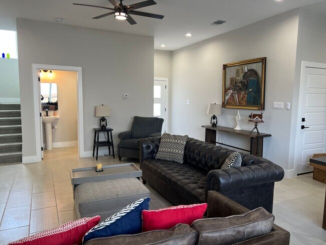 Building Photo - Alamo Heights Area!!