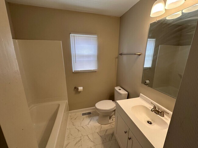 Foto del edificio - NEWLY REMODELED!! 3 bed 1 bath North East Indy
