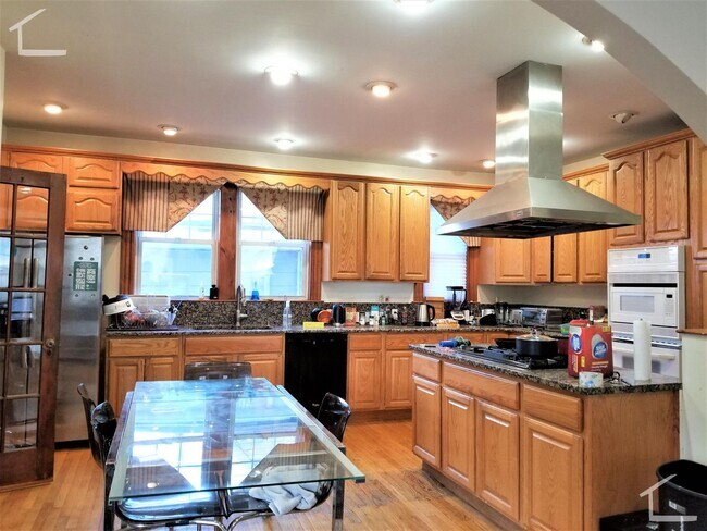 Foto del edificio - Huge 5 bed 3 bath unit located in Coolidge Corner by BU!