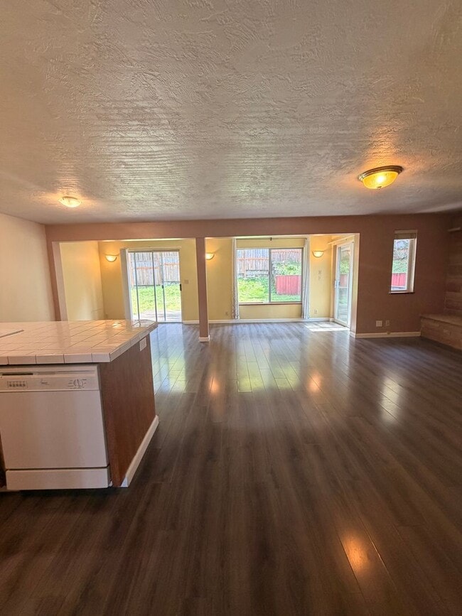 Foto del edificio - 3-Bed 2.5 Bath home in South Hills!