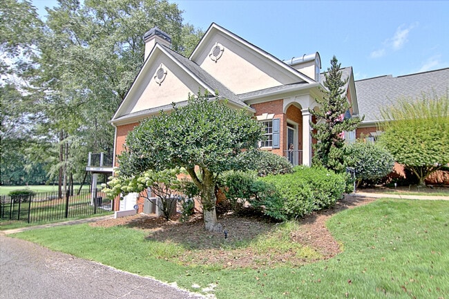 Building Photo - 123 Interlochen Dr