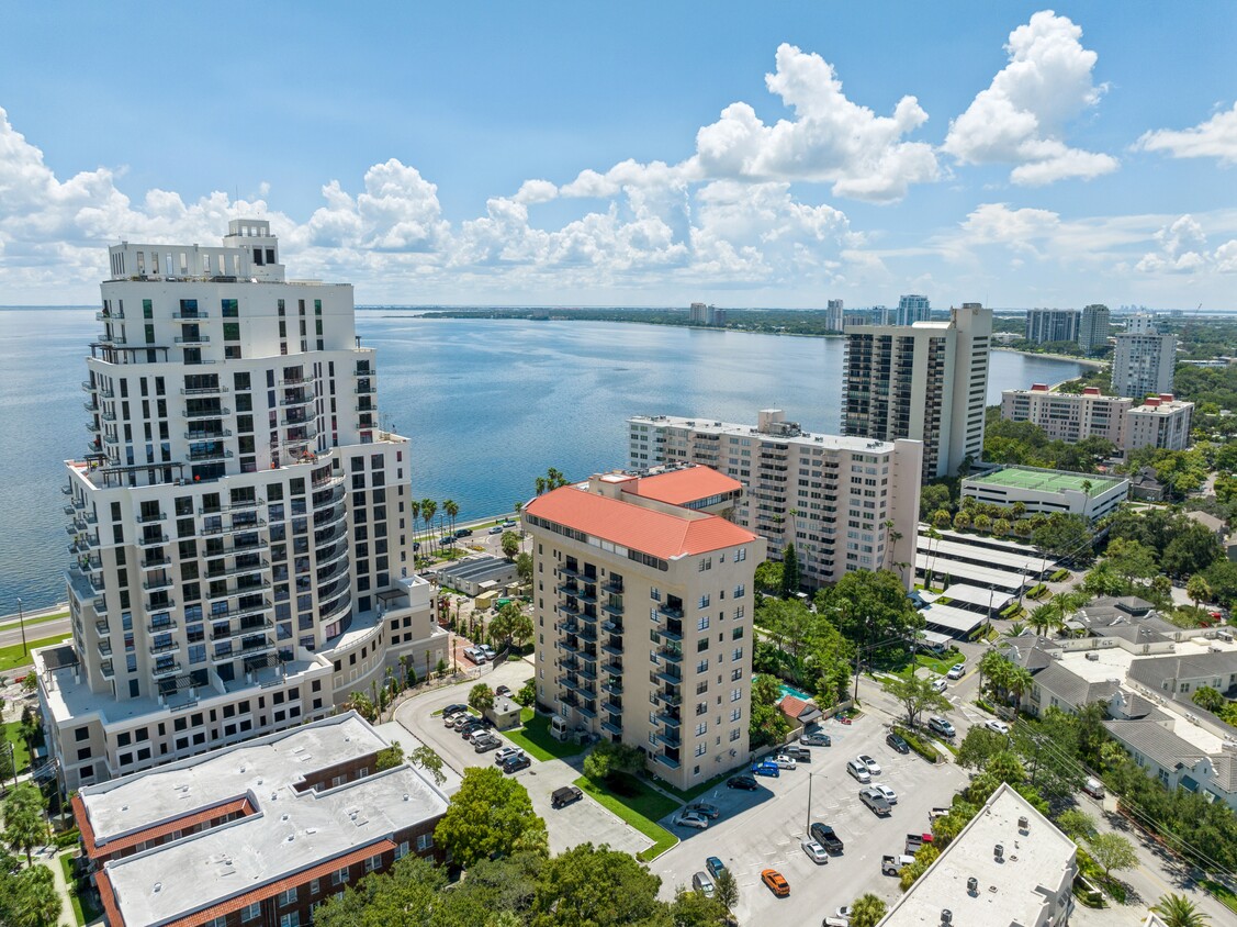 Fantastic location on Bayshore Blvd (Hyde Park) - 2109 Bayshore Blvd