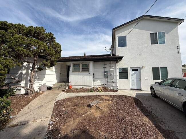 Building Photo - 4 Bed 2 Bath House on Dorothy Way - Prime Location With POOL!!! (Lease out, pending signatures. C...