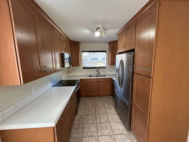 Building Photo - 405 E Rimrock Dr