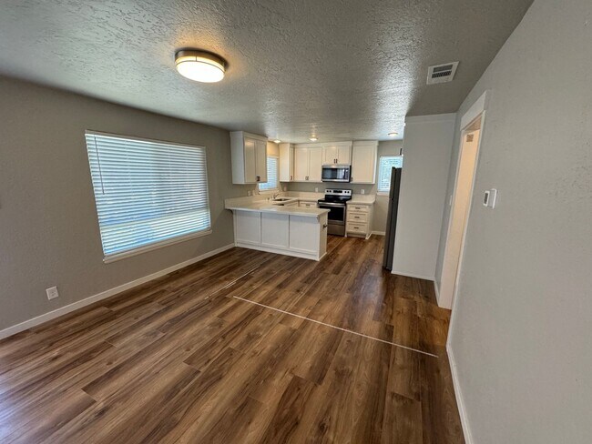 Building Photo - NICE UPSTAIRS UNIT WITH 2 BED 1 BATH IN GR...
