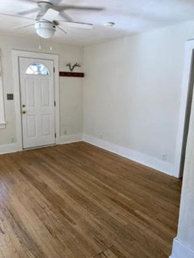 Foto del edificio - Charming 2 Bed, 1 Bath Bungalow in Old Tow...