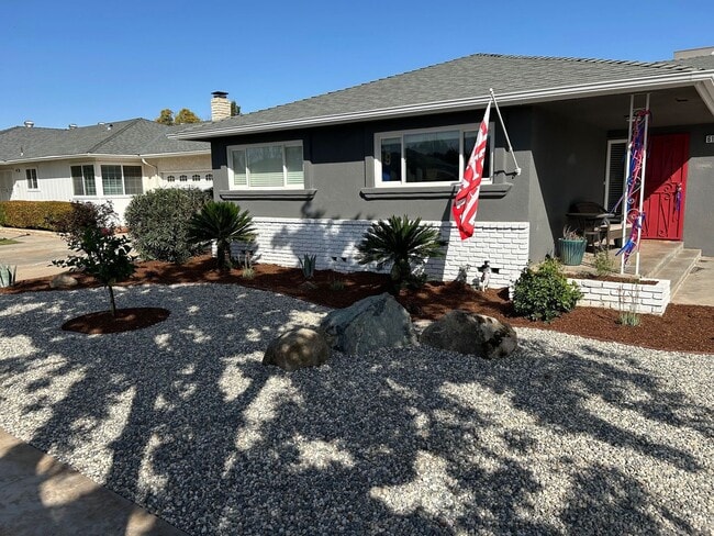 Building Photo - Beautiful 6-Bedroom Home with Pool & Outdo...