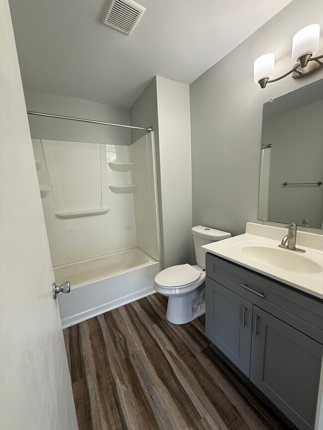 Building Photo - Townhome
