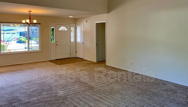 Building Photo - 3 Pin Oak Pl
