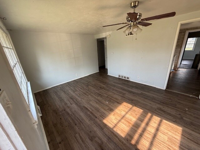 Foto del edificio - 1302 Eastbrook Dr