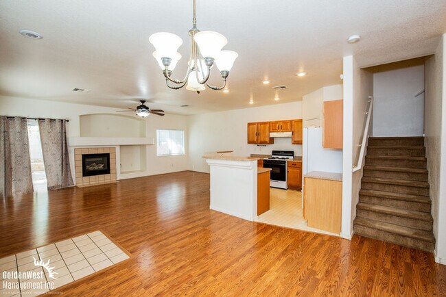 Foto del edificio - Beautiful Two-Story 3Bdm 2.5Ba Rowhome Nestled in Henderson!