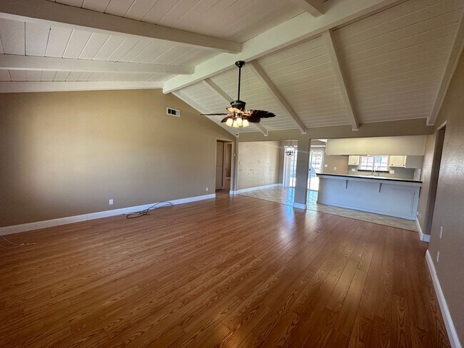 Foto del edificio - Yard maintenance provided