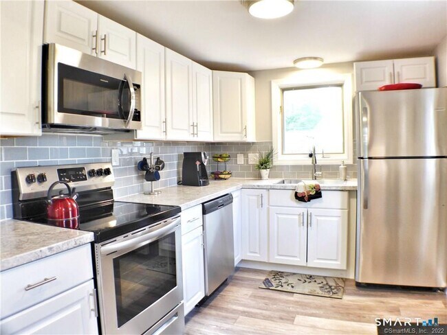 Foto del edificio - 70 Whitney Rd