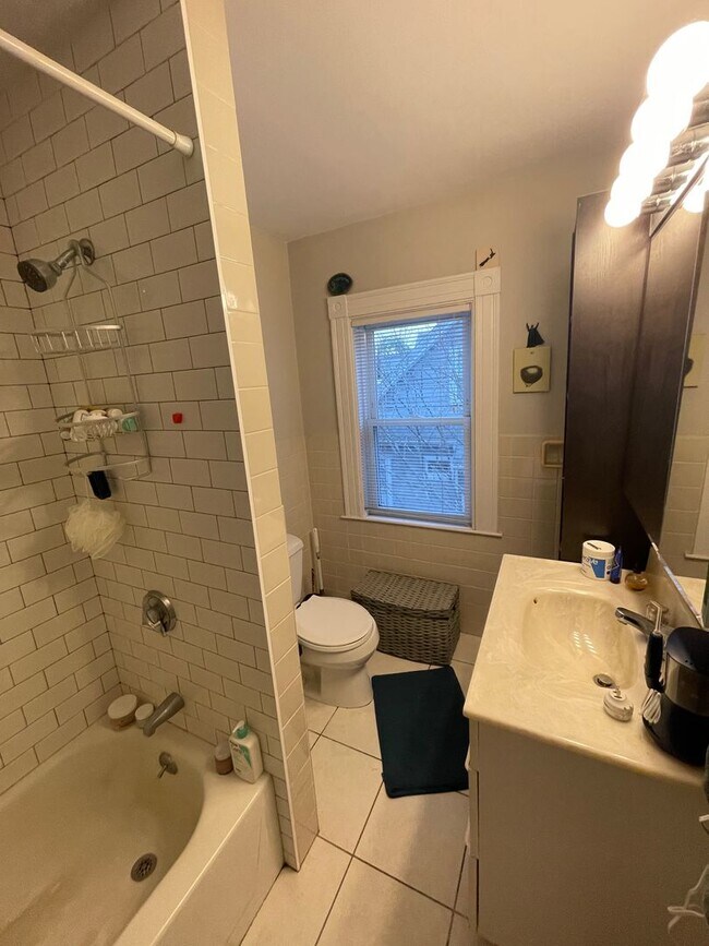 Building Photo - 2-bed Top Floor near MBTA GL-D Newton High...