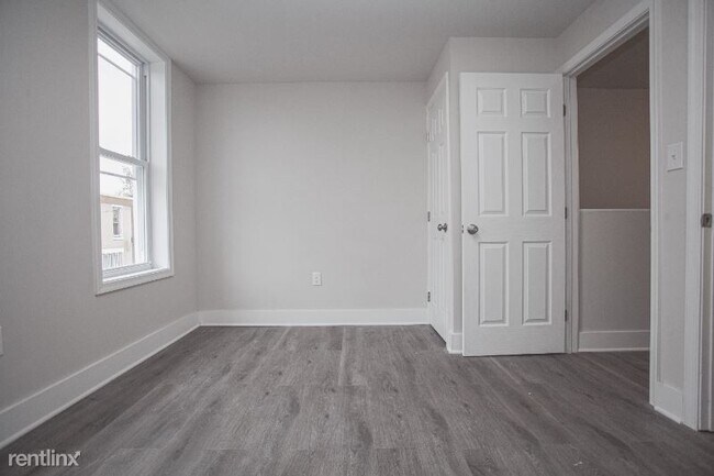 Building Photo - 1 br, 1 bath Townhome - 6143 Glenmore Ave