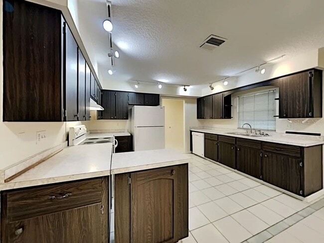 Foto del edificio - 3 Bed | 2 Bath | Corner Lot on Orchid Lake