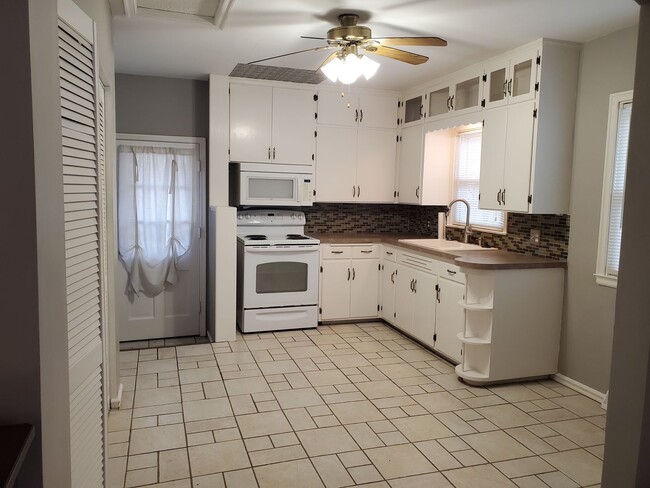Foto del edificio - Super nice 2BR rancher, 1 car garage and a...