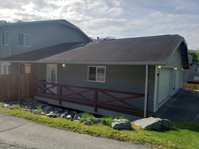 Building Photo - 16691 River Heights Loop