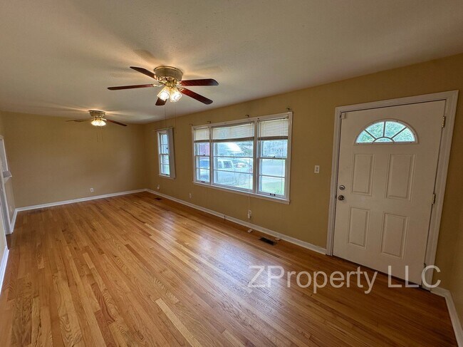 Building Photo - 4810 Lumary Cir