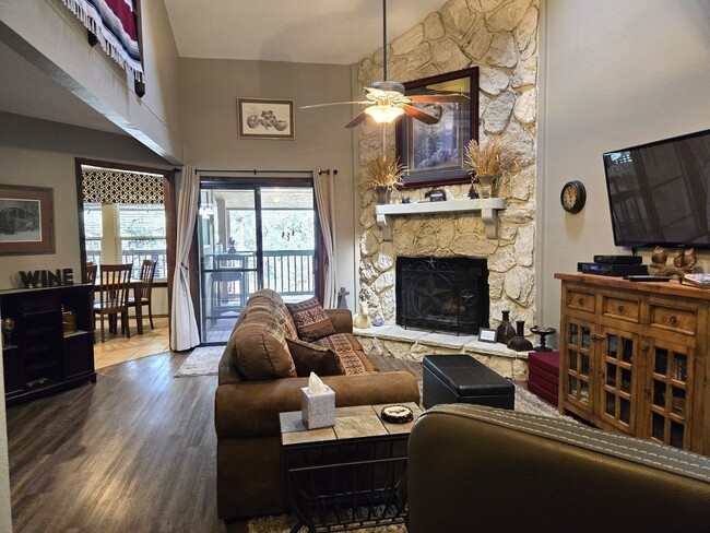 Building Photo - Furnished Three Bedroom Condo With Water, ...