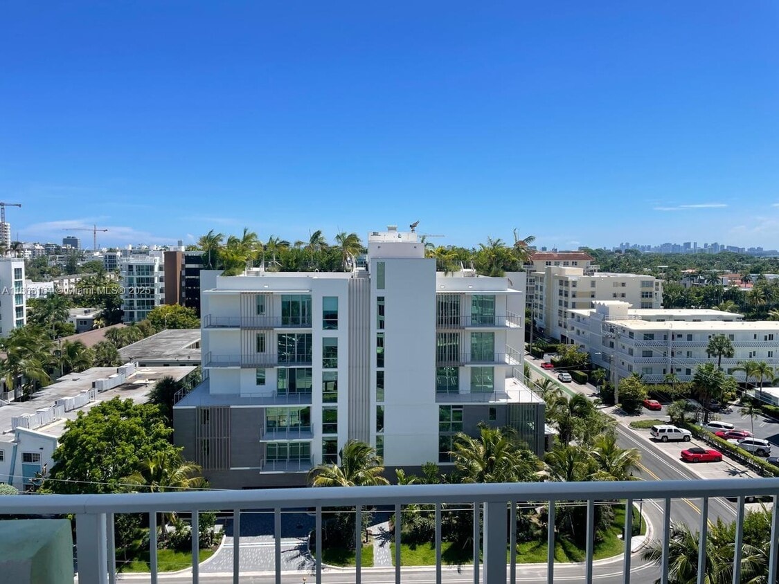 Primary Photo - 10350 W Bay Harbor Dr
