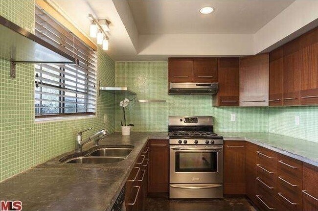 Kitchen - 1020 Ocean Park Blvd