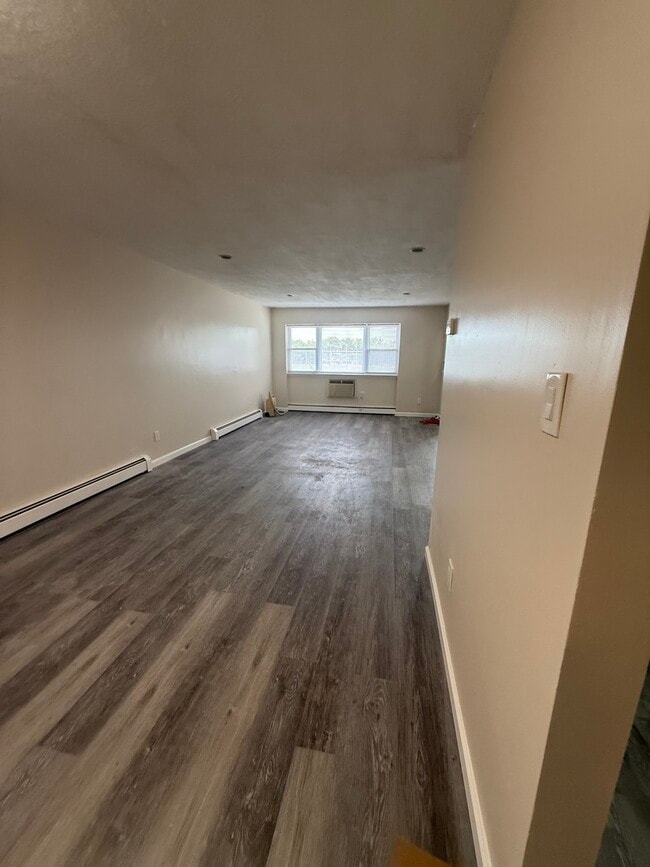 Building Photo - 2470 Batchelder St