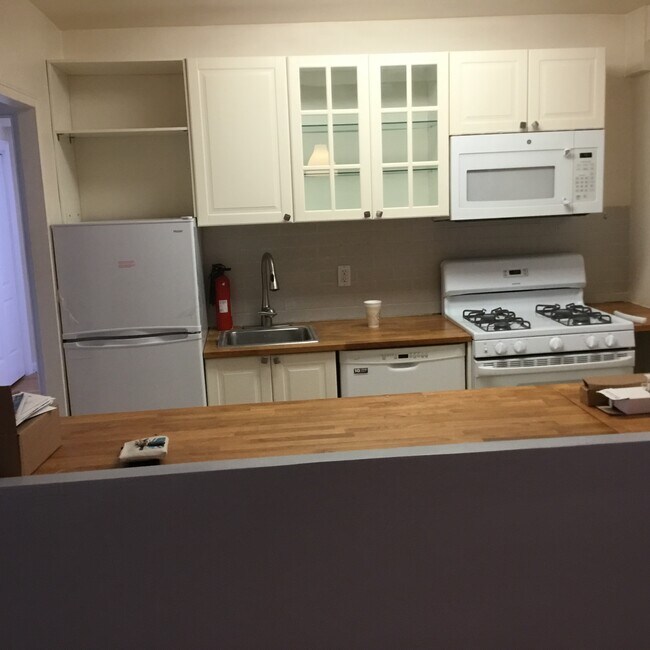 Cocina desde el comedor - 444 Bedford St