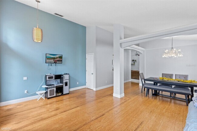 Building Photo - 3 br, 2 bath House - 647 Darkwood Avenue