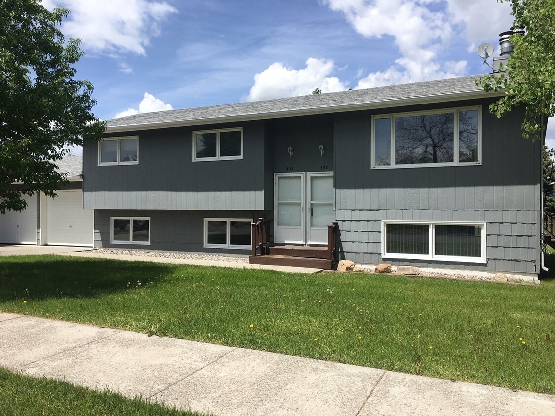 Primary Photo - 3 Bedroom, 2 Bathroom Duplex- 5 minute wal...