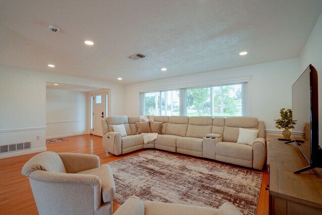 Building Photo - 3399 Espanola Dr