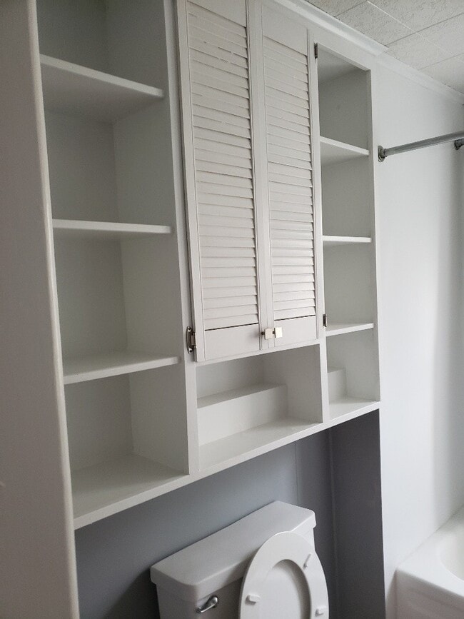 Building Photo - One Bedroom One Bath Duplex , Tenant only ...