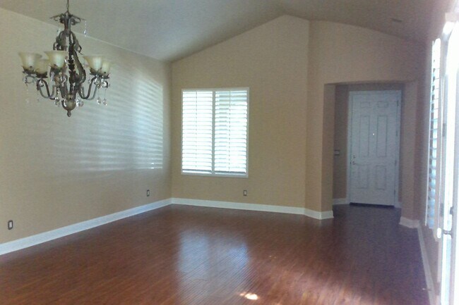 Foto del edificio - Beautiful 3 Bedroom 3 Bath home in Clovis