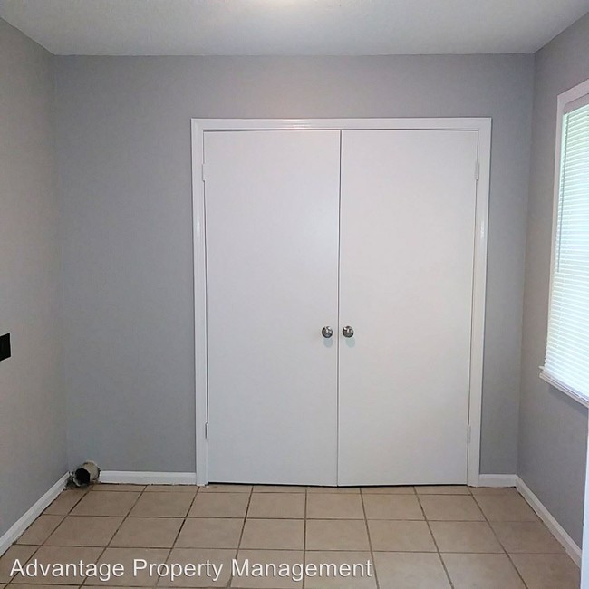 Building Photo - 3 br, 1.5 bath House - 3122 Spring Hill Dr.