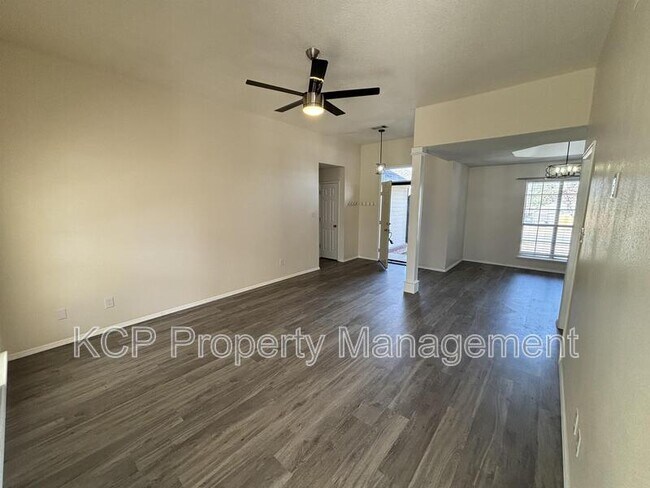 Foto del edificio - 8812 Skypark Dr