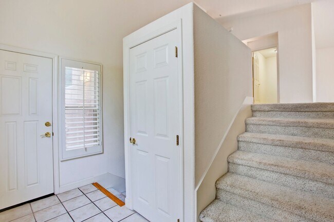 Building Photo - Bright & Airy 3bd/2bth End Unit Condo in F...