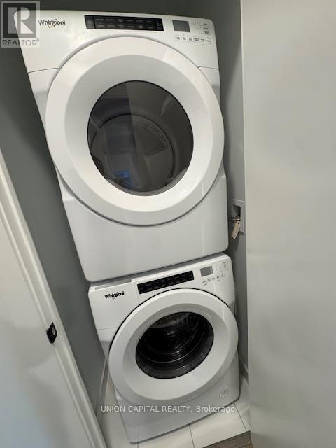 Building Photo - 327 King St W