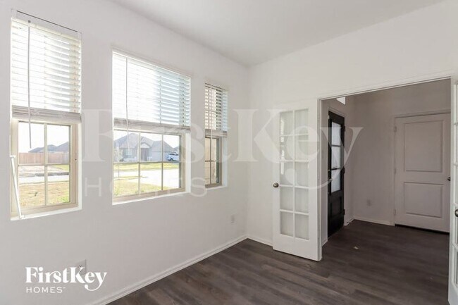 Foto del edificio - 7307 Hillside Ave