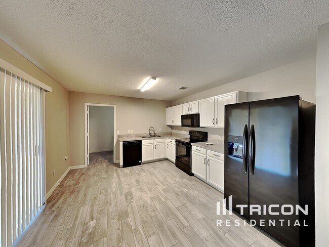 Building Photo - 210 Vivian Dr