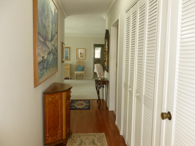 Building Photo - 7 SE Turtle Creek Dr
