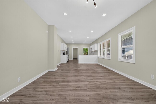 Building Photo - 320 W 39th St